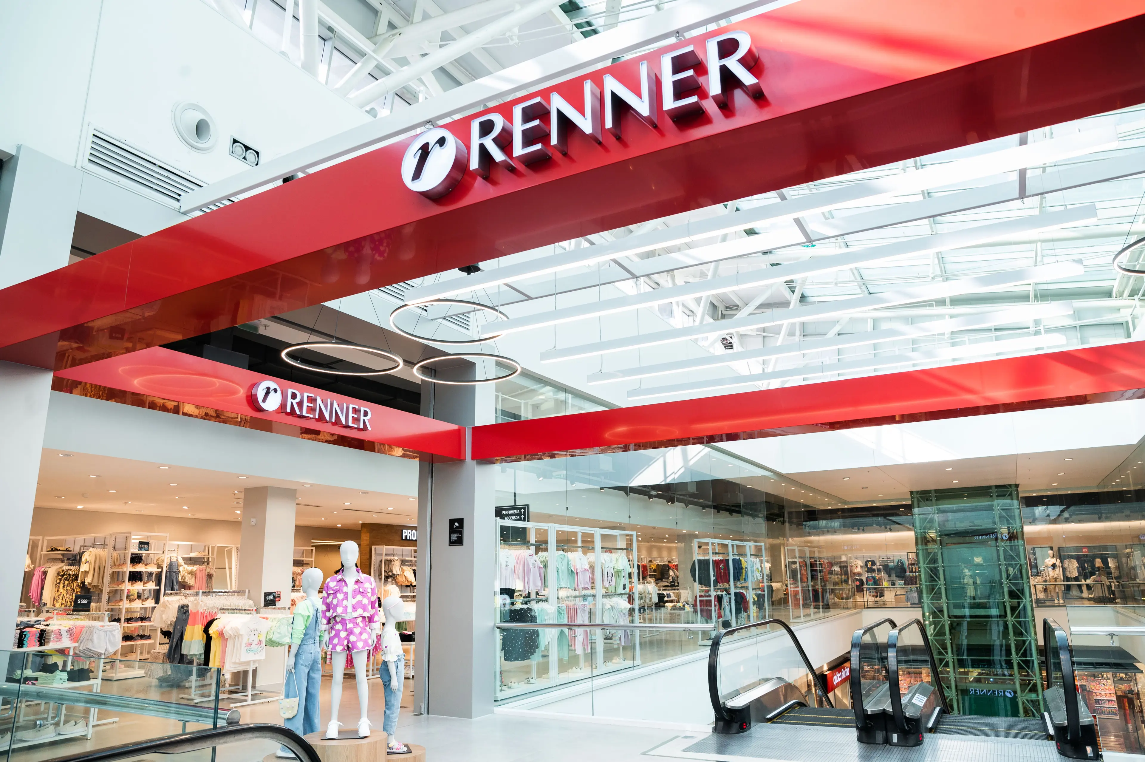 Imagen de la fachada de una tienda renner dentro de un centro comercial